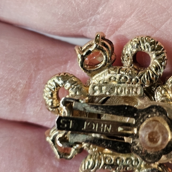 RARE Vintage Designer St John Intaglio Collection Clip- On Earrings! 🔥 - Picture 6 of 7